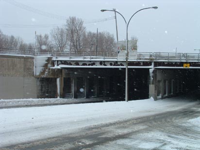 Viaduc à proximité avec quelques flocons